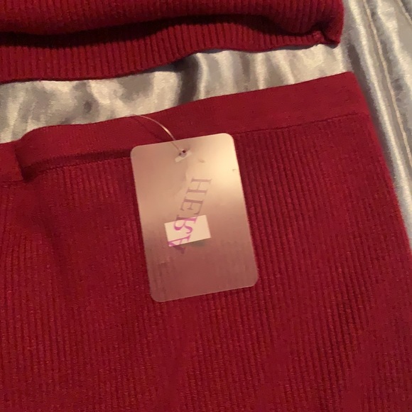 A beautiful two piece top and skirt fitting and stunning for this time of year - Picture 2 of 2